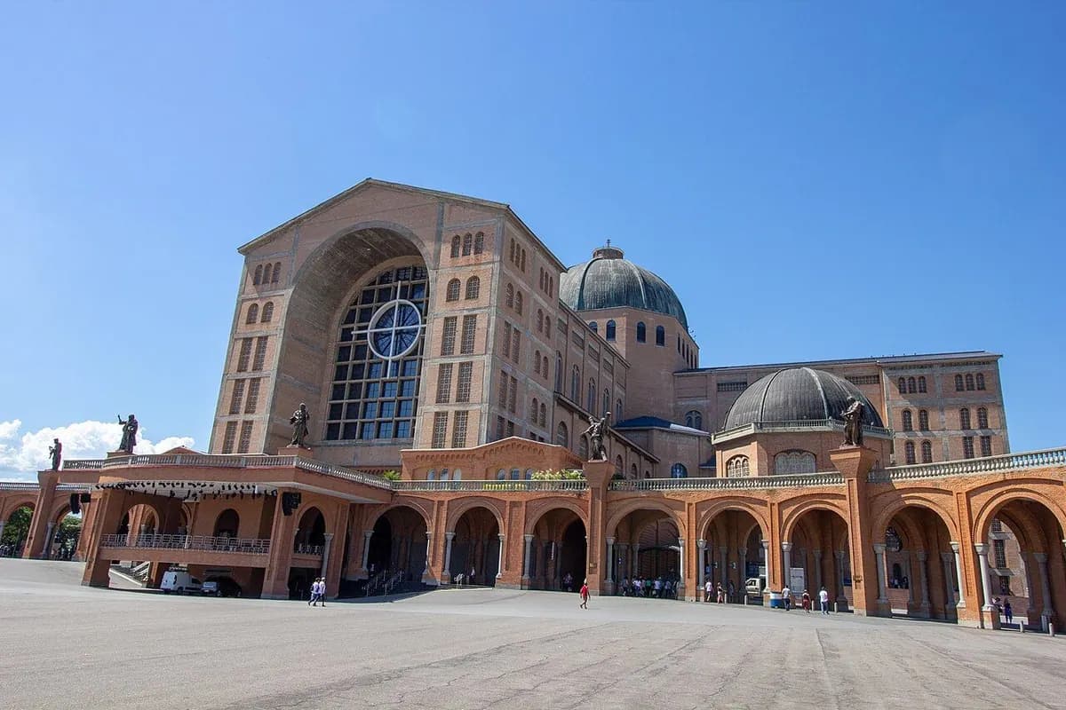 Basílica del Santuario Nacional de Aparecida y su explanada