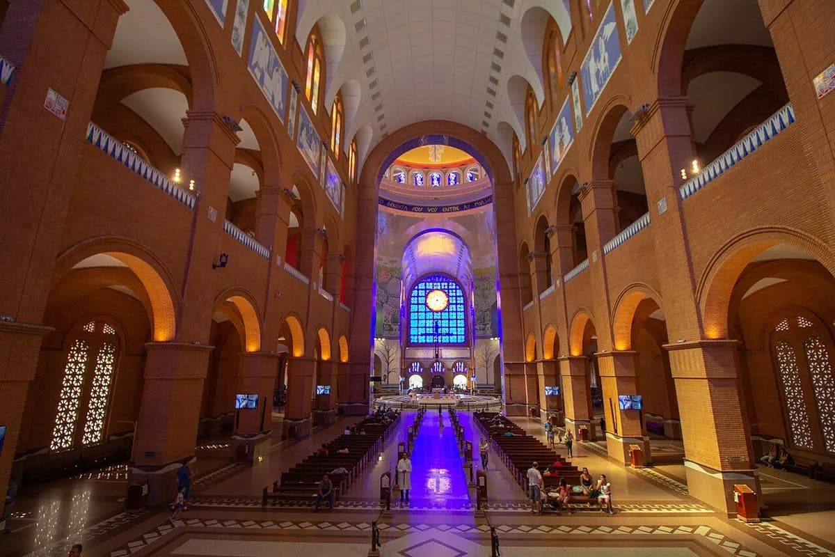 Nave interior de la Basílica de Aparecida