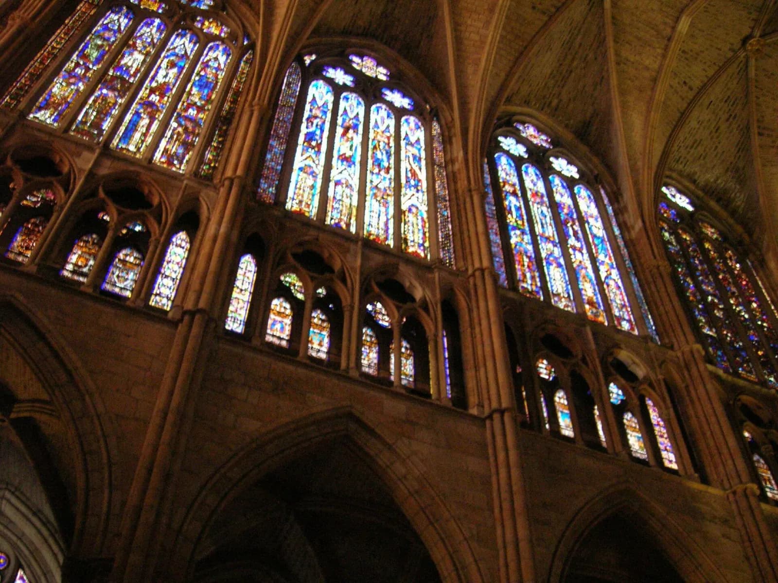 Vitrales de la Catedral de León iluminados por la luz natural