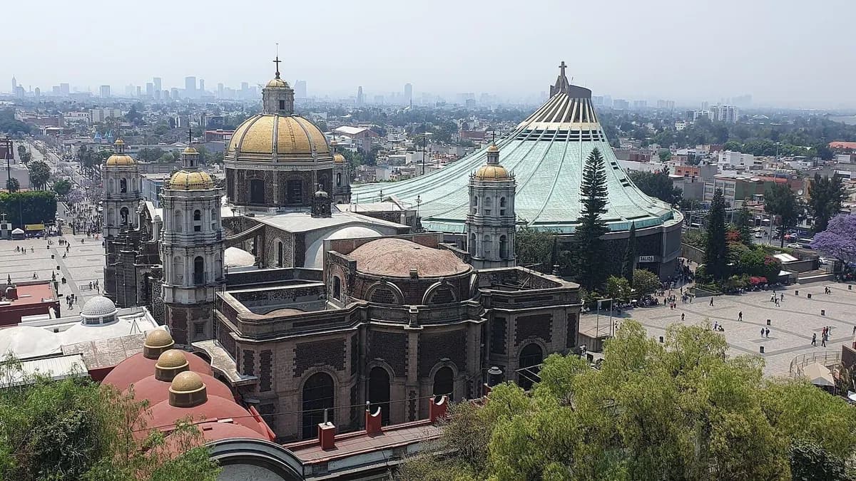 La Antigua Basílica, el templo de Capuchinas y la Nueva Basílica de Guadalupe vistos desde el cerro del Tepeyac