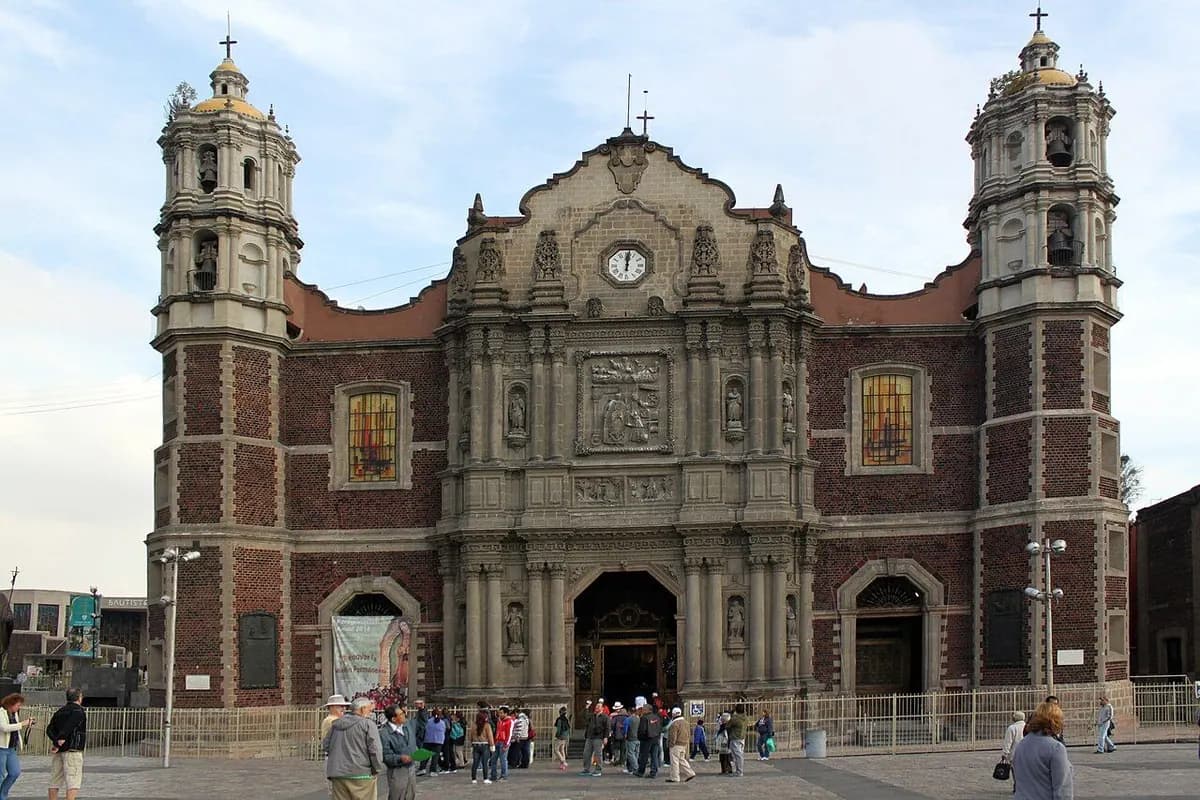 Fachada barroca de la Antigua Basílica de Guadalupe con sus dos torres