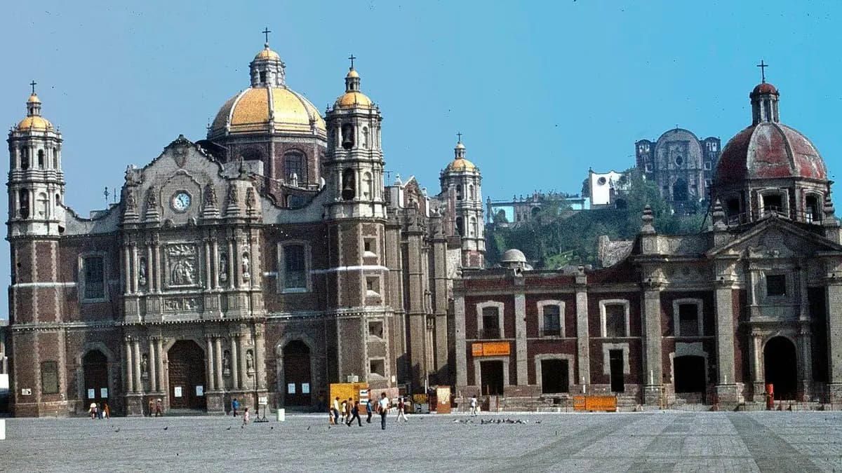 Antigua Basílica de Guadalupe y templo de Capuchinas, con la Capilla del Cerrito en lo alto del Tepeyac