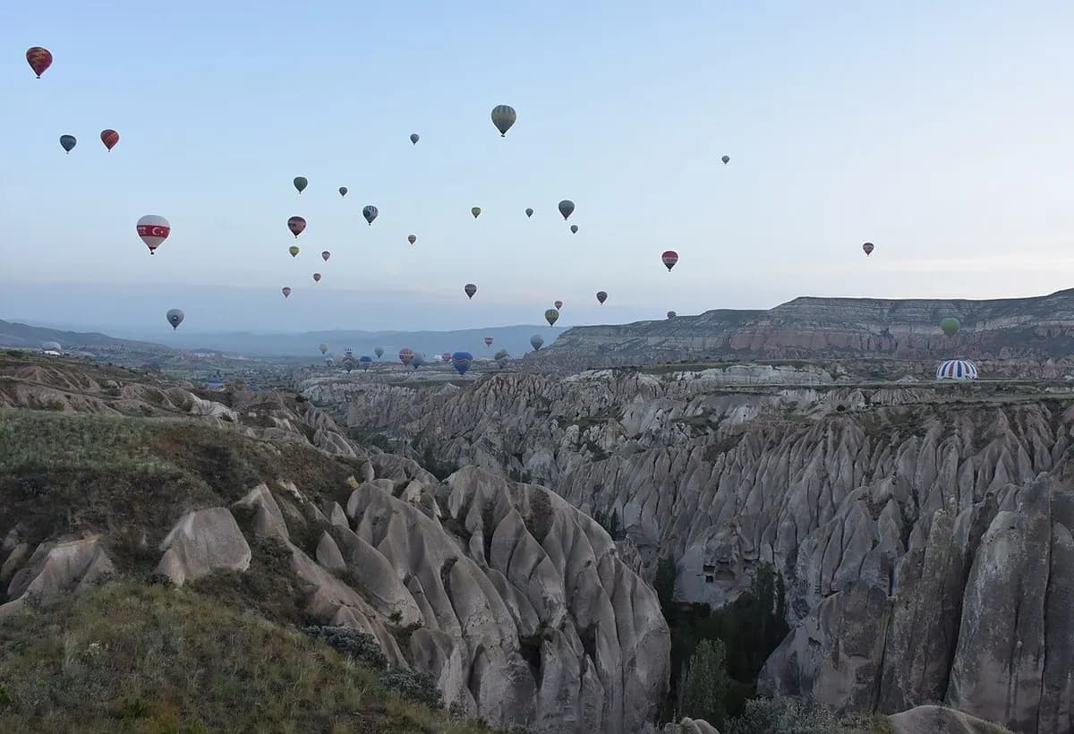 Globos aerostáticos sobre los valles de Capadocia al amanecer