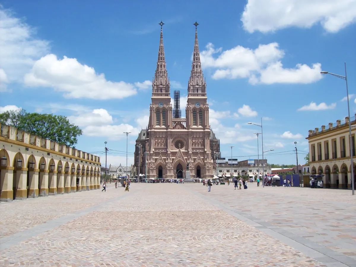 Basílica de Nuestra Señora de Luján vista desde la Plaza Belgrano