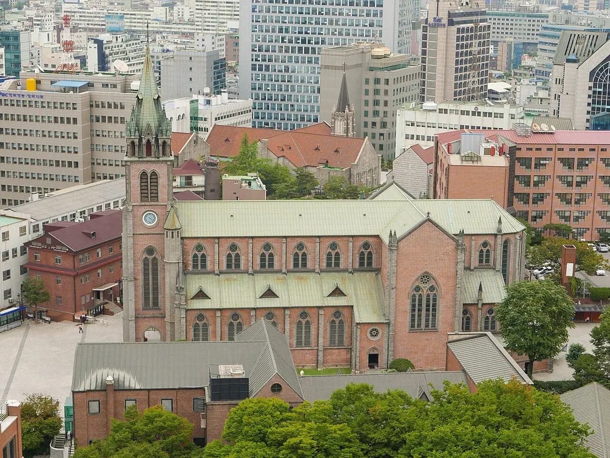 Vista elevada de la Catedral de Myeongdong entre los edificios del centro de Seúl
