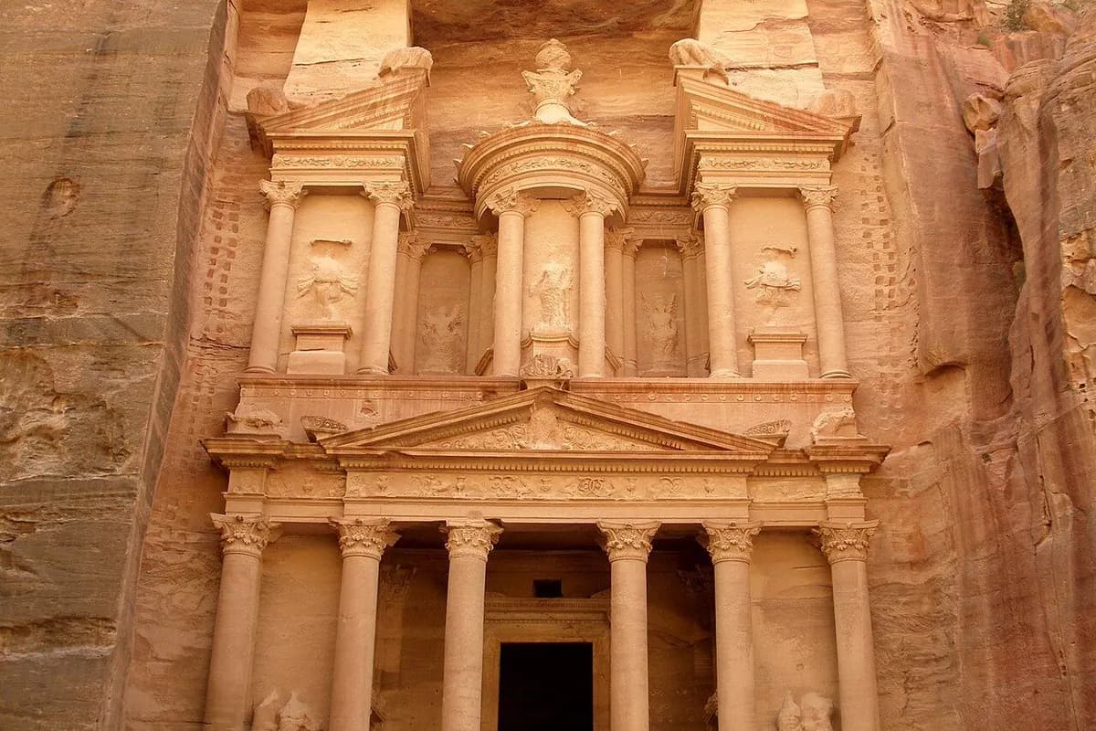 El Tesoro (Al-Khazneh) tallado en la roca rosada de Petra, Jordania