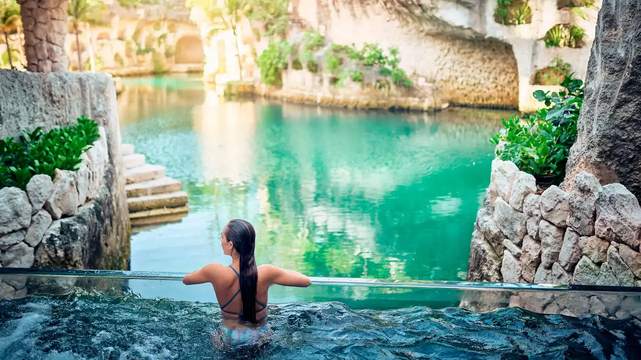 Piscina del Hotel Xcaret Arte frente al mar