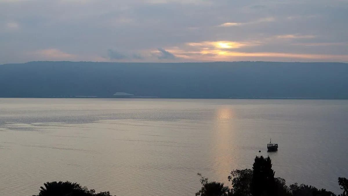 Amanecer sobre el mar de Galilea visto desde Tiberíades