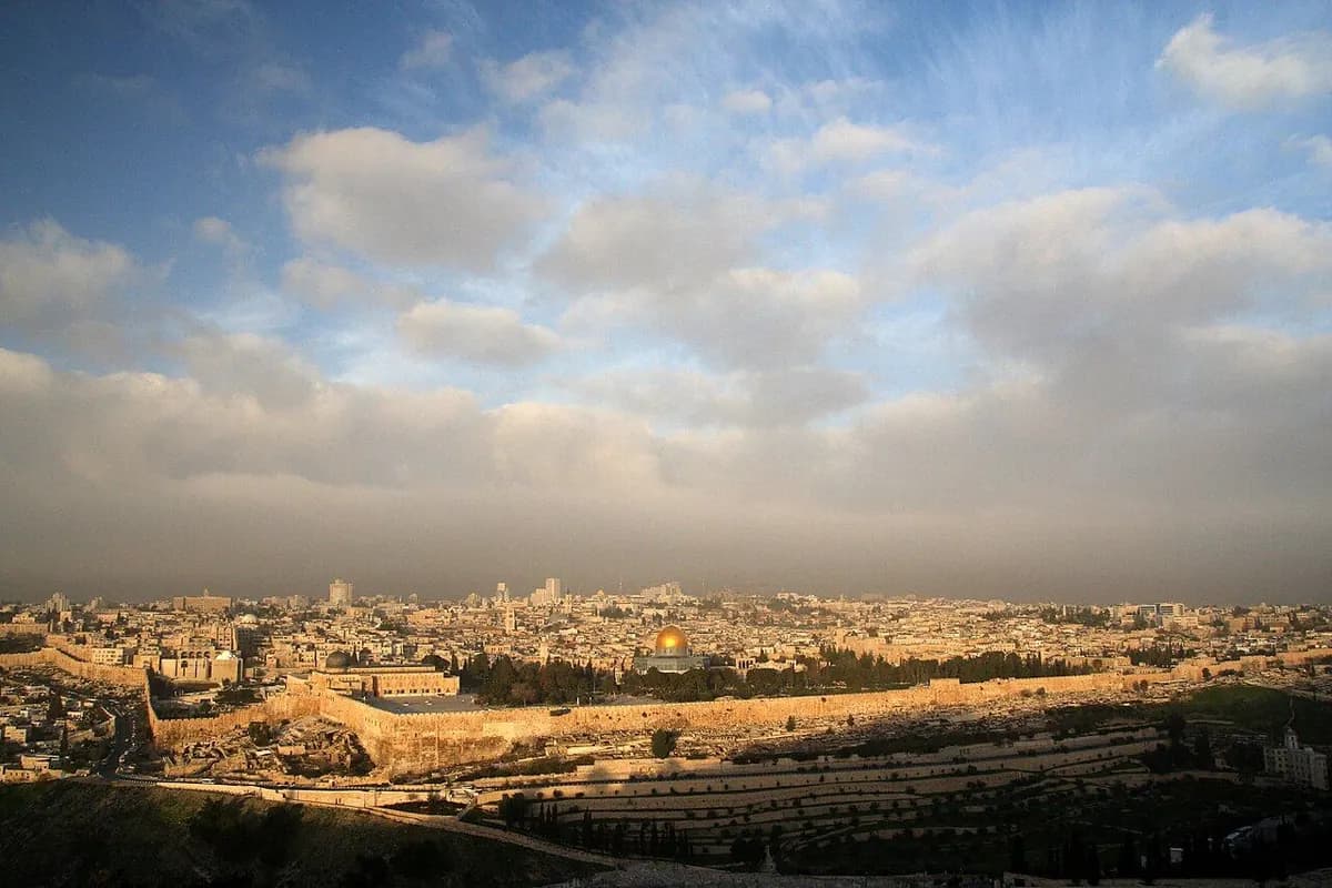 Jerusalén vista desde el Monte de los Olivos bajo un cielo con nubes