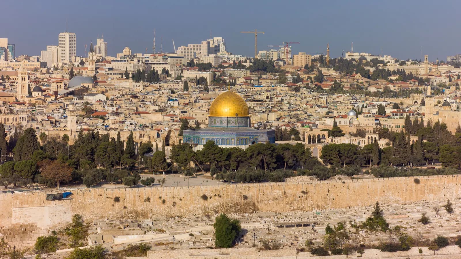 Ciudad Vieja de Jerusalén vista desde el Monte de los Olivos, con la Cúpula de la Roca dorada y las murallas